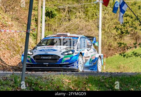ZAGREB, KROATIEN - 23. Apr 2021: Ford Fiestaracing auf der Asphalt-Rallye-Etappe bei der WRC-Meisterschaft in Kroatien. Stockfoto