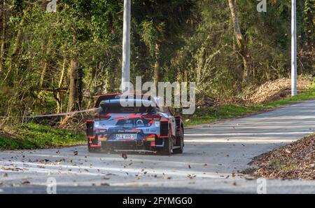 ZAGREB, KROATIEN - 23. Apr 2021: Hyundai i20 fährt auf der Asphalt-Rallye-Etappe bei der WRC-Meisterschaft in Kroatien. Stockfoto