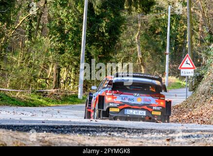 ZAGREB, KROATIEN - 23. Apr 2021: Hyundai i20 fährt auf der Asphalt-Rallye-Etappe bei der WRC-Meisterschaft in Kroatien. Stockfoto