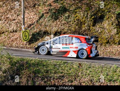 ZAGREB, KROATIEN - 23. Apr 2021: Toyota Yaris fährt auf der asphaltierten Rallye-Etappe bei der WRC-Meisterschaft in Kroatien. Stockfoto