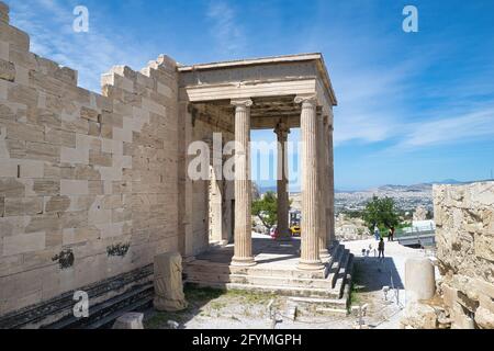 ATHEN, GRIECHENLAND - 18. Mai 2021: Tempel von Erechteion mit den Karyatiden-Statuen auf der Akropolis, Athen, Griechenland Stockfoto