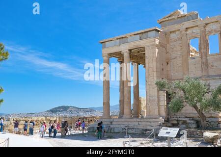 ATHEN, GRIECHENLAND - 18. Mai 2021: Tempel von Erechteion mit den Karyatiden-Statuen auf der Akropolis, Athen, Griechenland Stockfoto