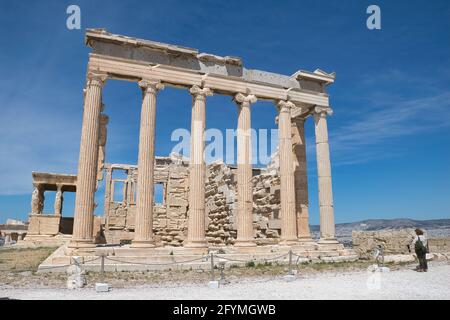 ATHEN, GRIECHENLAND - 18. Mai 2021: Tempel von Erechteion mit den Karyatiden-Statuen auf der Akropolis, Athen, Griechenland 5-18-2021 Stockfoto