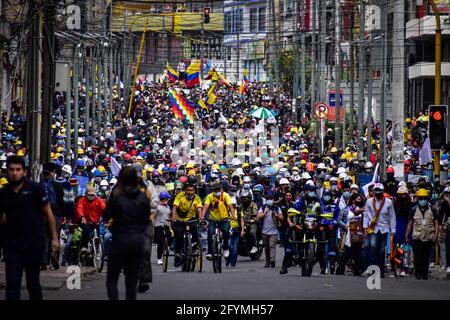 Pasto, Kolumbien. Mai 2021. Tausende überfluten die Straßen von Pasto als Kolumbien den ersten Monat der regierungsfeindlichen Proteste gegen die Steuerreform von Präsident Duque und die Gesundheitsreformen sowie die Brutalität und Unruhen der Polizei markiert, überfluteten Tausende am 28. Mai 2021 die Straßen von Pasto, Narino, Kolumbien. Kredit: Long Visual Press/Alamy Live Nachrichten Stockfoto