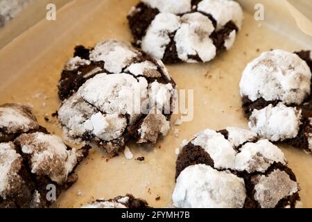 Hausgemachte Schokoladengebäck, Seitenansicht. Nahaufnahme. Stockfoto