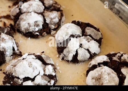 Hausgemachte Schokoladengebäck, niedrige Ansicht. Nahaufnahme. Stockfoto