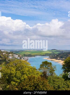 Blick von oben auf den Hafen von Salcombe, die Stadt Salcombe und die atemberaubende Landschaft von Devon. Stockfoto