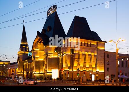 Nacht Jaroslawski Station, einem der wichtigsten Bahnhöfe der Stadt Moskau. Große Buchstaben auf der Fassade - Titel Jaroslawski Bahnhof Stockfoto