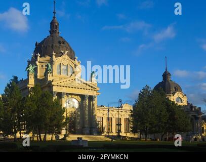 Stadtbild von Budapest mit dem Bau von Széchenyi Thermalbad im sonnigen Herbsttag Stockfoto