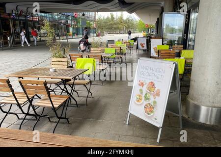 München, Deutschland. Mai 2021. Eröffnung des Outdoor-Catering in Bayern. Stand HABEN WIR VOR einem Restaurant in den Riem Arcaden in München eröffnet - aber die Plätze bleiben leer. Kredit: dpa/Alamy Live Nachrichten Stockfoto