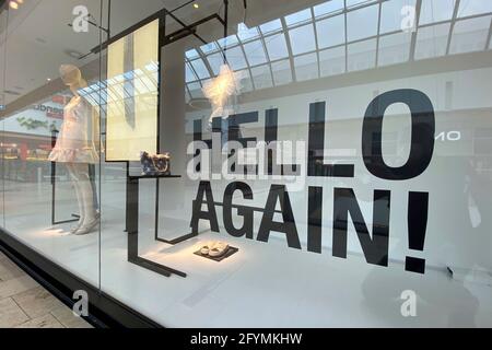 München, Deutschland. Mai 2021. Themenbild: Öffnung des Einzelhandels aufgrund sinkender Inzidenz. Im Schaufenster eines Modehaus steht in großen Buchstaben: HALLO NOCHMAL. Wiedereröffnung, Quelle: dpa/Alamy Live News Stockfoto