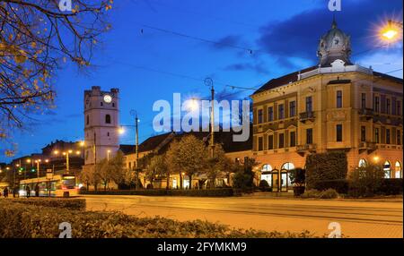 Stadtbild von Debrecen Straßen mit kleinen Reformierten Kirche in der Nacht leuchten, Ungarn Stockfoto