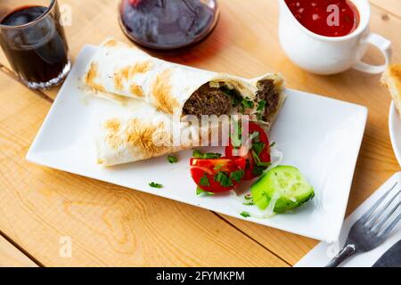 Georgische Küche. Saftiger lula Kebab aus Fleisch und Gewürzen. Serviert Gerichte im Restaurant in einer Pita Stockfoto