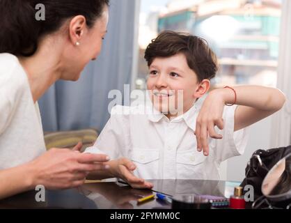 Portrait von Happy tweenager in freundlich mit seiner Mama zu Hause chatten Stockfoto