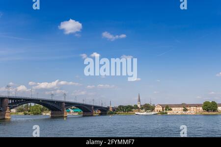 Theodor-Heuss-Brücke und Rhein in Mainz, Deutschland Stockfoto