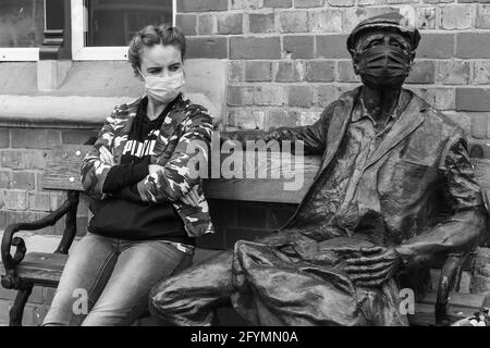 Der Mann auf der Bank am Bahnhof Irlam Stockfoto