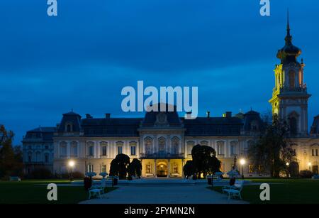 Historisches Denkmal von Ungarn und wichtigsten Attraktion Schloss Festetics in Keszthely Nachtlichter Stockfoto