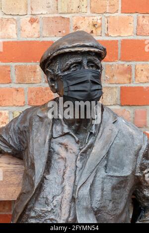 Der Mann auf der Bank am Bahnhof Irlam Stockfoto