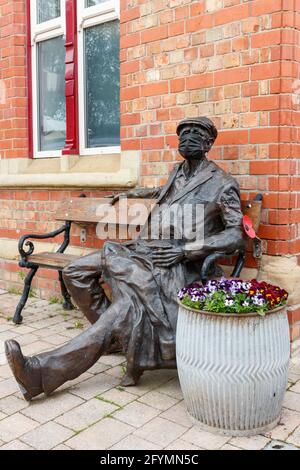 Der Mann auf der Bank am Bahnhof Irlam Stockfoto