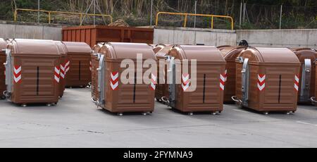 Braune Abfallbehälter für organische Stoffe. Recycling zur Herstellung von Kompost in der Stadt Logroño, La Rija, Spanien. Stockfoto