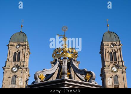 Einsiedeln, Schweiz - 25. November 2020: Die Benediktinerabtei Einsiedeln mit ihrer mächtigen Basilika ist das wichtigste katholische Wallfahrtszentrum in SW Stockfoto