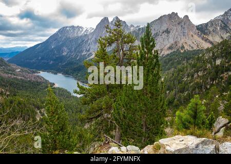 Els Encantats floss in Estany de Sant Maurici in Espot in Spanien Stockfoto