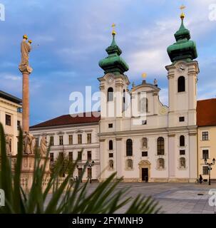 Kathedrale von St. Ignatius auf dem zentralen Platz von Gyor, Ungarn Stockfoto