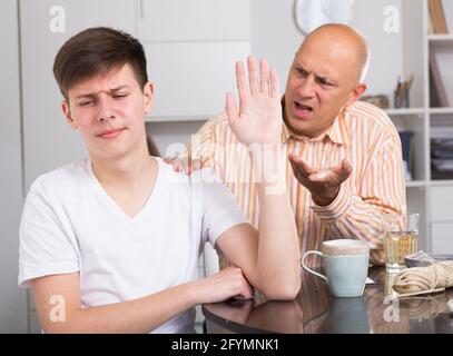 Teenager machen stop Geste mit seiner Hand zu schimpfen Vater Stockfoto