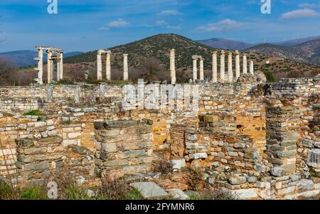 Säulen umgeben von Ruinen in der antiken griechischen Stadt Aphrodisias in der Türkei Stockfoto