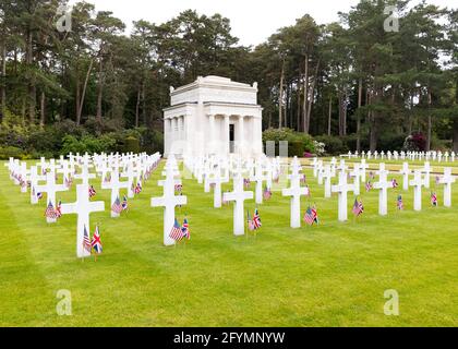 Die Gräber von US-Soldaten, die während der beiden Weltkriege im Vereinigten Königreich starben und auf dem Brookwood Military Cemetery begraben wurden, sind mit den Nationalflaggen des Vereinigten Königreichs und der USA geschmückt, um die Gedenkfeier am Sonntag, den 30. Mai 2021, vorzubereiten Stockfoto