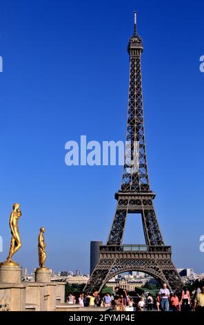 FRANKREICH. PARIS (75) DER EIFFELTURM VOM PALAIS DE CHAILLOT UND DEM TROCADERO PLAZA AUS GESEHEN Stockfoto