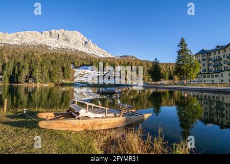 Misurina, Italien - 27. Oktober 2014: Der misurina-See bei Tre Cime ist der größte natürliche See der Cadore und liegt 1754 m über dem Meeresspiegel. Stockfoto