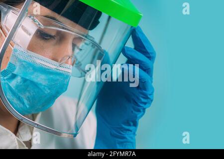 Erschöpfter Arzt in PSA Stockfoto