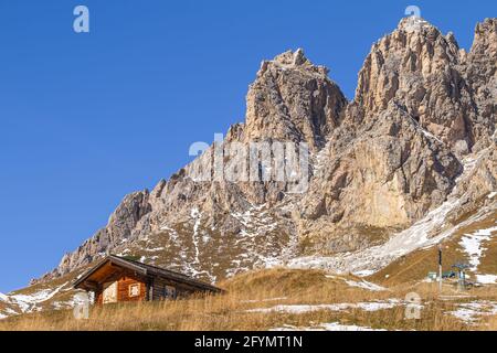 Wolkenstein in Gröden, Italien - 27. Oktober 2014: Die Dolomiten sind ein Gebirgsmassiv besonderer geologischer Formen in Südtirol im Nordosten Italiens. Bekannt Stockfoto