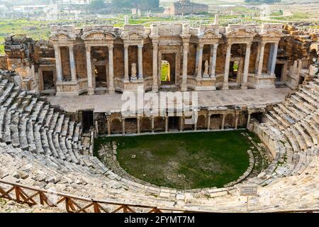 Überreste des hellenistischen Theaters in der antiken griechischen Siedlung Hierapolis am sonnigen Wintertag, Pamukkale, Provinz Denizli, Türkei Stockfoto