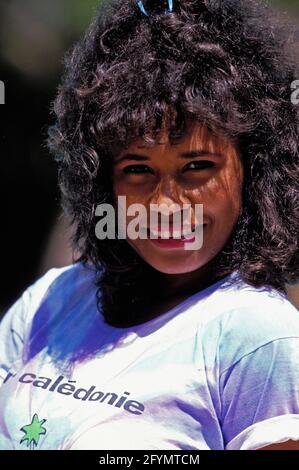 NEUKALEDONIEN. GROSSE INSEL. NOUMEA DORF. JUNGE MELANESISCHE FRAU Stockfoto