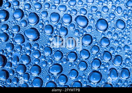 Wassertropfen auf der Glasoberfläche Stockfoto