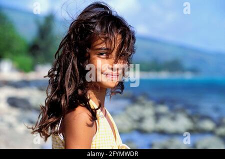 FRANZÖSISCH-POLYNESIEN. TAHITI. JUNGES POLYNESISCHES MÄDCHEN Stockfoto