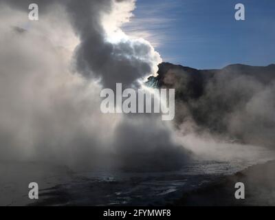 Dampfender Geysir in El Tatio, Chile Stockfoto