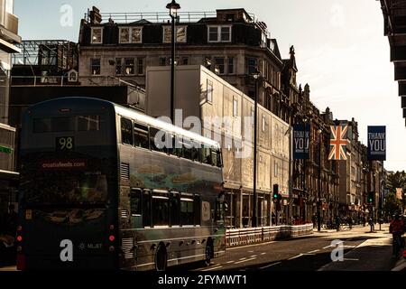 Ein Doppeldeckerbus, der die Oxford Street, London, England, Großbritannien, entlang fährt. Stockfoto