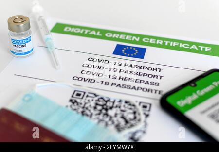 LJUBLJANA, SLOWENIEN - 22. Mai 2021: Coronavirus-Reisepasskonzept. Nahaufnahme des digitalen grünen Zertifikats auf Mobiltelefon und Papier. Stockfoto