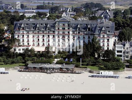 FRANKREICH, LOIRE-ATLANTIQUE (44) LA BAULE,VUE AEREIENNE DE L'HOTEL L'HERMITAGE (HOTEL DE LUXE DU GROUPE BARRIERE) Stockfoto