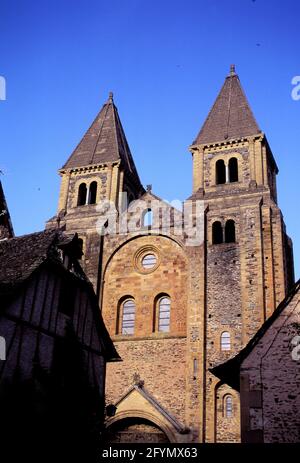 FRANKREICH. AVEYRON (12) DORF CONQUES. SAINTE FOY ABBATIALE Stockfoto