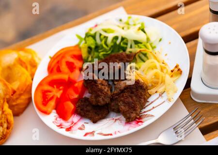 Traditionelle türkische Speisen kofte im Restaurant auf einem weißen Teller Stockfoto