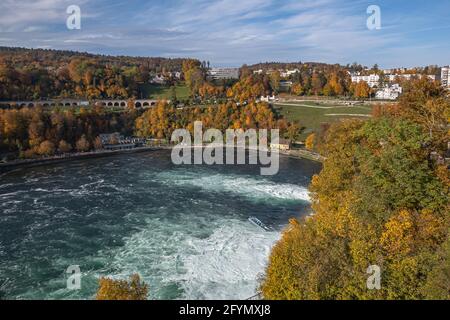 Rheinfall, Schweiz - 25. Oktober 2020: Herbstlandschaft am Rheinfall, größter Wasserfall Europas. An der Grenze der Kantone Zürich gelegen Stockfoto