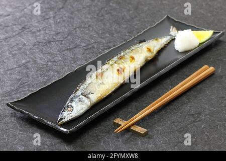 Gegrillter pazifischer Saury, Sanma no shio Yaki, japanische Küche Stockfoto