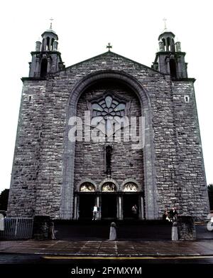 EXTERIEUR-FACHADA PRINCIPAL-PIEDRA CALIZA Y MARMOL DE CONNEMARA 1965. ORT: CATEDRAL SAN NICOLAS. Galway. Irland. Stockfoto