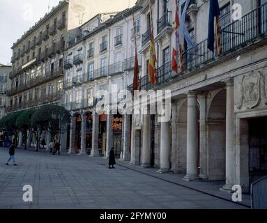 PLAZA MAYOR PORTICADA CON EL AYUNTAMIENTO. Lage: AUSSEN. BURGOS. SPANIEN. Stockfoto