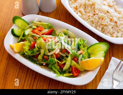 Bunter Shepherds Salat oder Choban Salat aus frischem Gemüse mit Dressing aus Zitronensaft und Olivenöl. Aserbaidschanische Küche Stockfoto