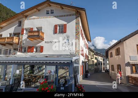 Mustair, Schweiz - 8. September 2020: Mustair ist ein Dorf im schweizer Kanton Graubünden. Traditionelles Restaurant in einem alten Haus. Stockfoto